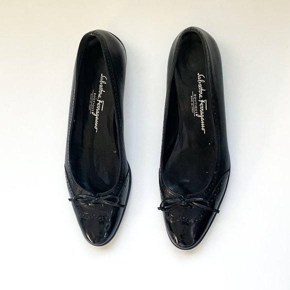 Salvatore Ferragamo Boutique Black Patent Leather Wingtip Flats - 9 fits… - Picture 1 of 3
